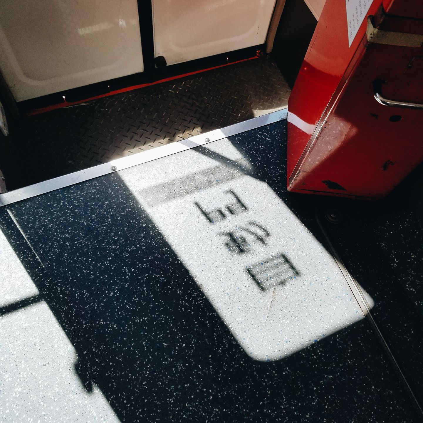 日光照射下 巴士車廂內的「自動門」影子